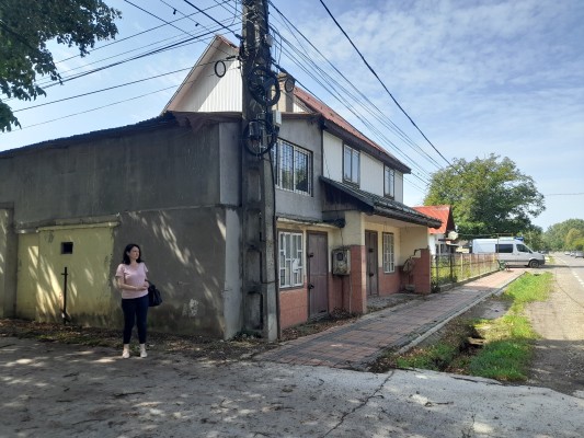 Teren curti-constructii, având S = 100,00 m.p, Magazin mixt si bar (P+M), având Acd = 110,00 m.p. Viccovu de Jos