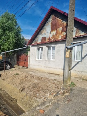 Casa si teren intravilan in suprafata de 2619 mp situat in Sacueni