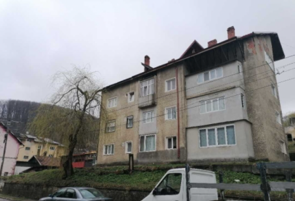 Apartament compus din 2 camere si teren in suprafata de 23 mp si 200 mp situat in oras  Anina, str Uzinei