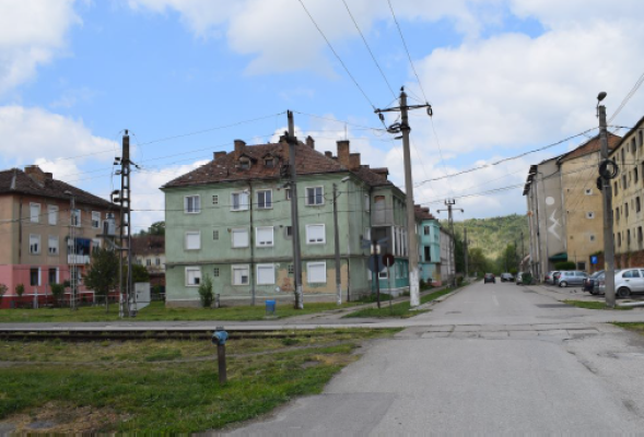 Cota de 1/2  din apartament cu 2 camere si dependinte situat in loc Bocsa str 1 Mai