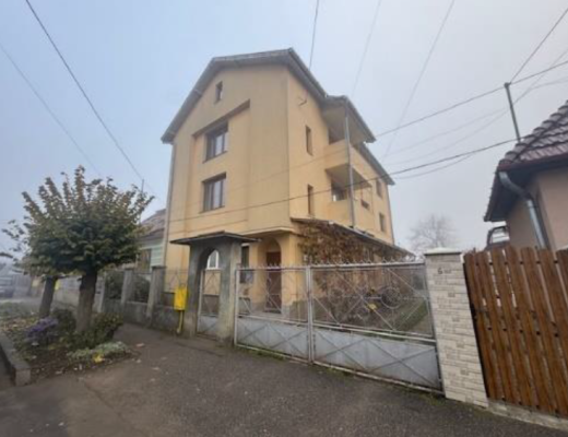 Cota de 3/16 din apartament la casă de locuit + cotă parte teren in Gheja, Strada Liliacului, județul Mureș