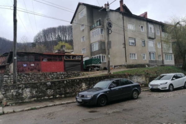 Apartament compus din 2 camere si teren in suprafata de 23 mp si 200 mp situat in oras  Anina, str Uzinei