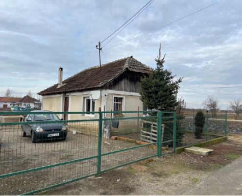 Casa de locuit in regim P cu teren intravilan in suprafata de 8400 mp situat in com Halmeu, sat Mesteacan
