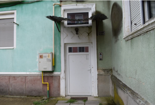 Cota de 1/2  din apartament cu 2 camere si dependinte situat in loc Bocsa str 1 Mai