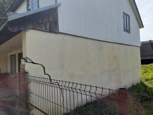 Teren curti-constructii, având S = 100,00 m.p, Magazin mixt si bar (P+M), având Acd = 110,00 m.p. Viccovu de Jos