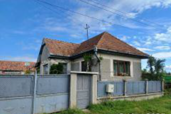 Cota de 1/2 din casă de locuit + anexă + teren in Dumitreștii, județul Mureș