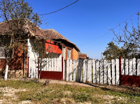 Cota de 3/8 din Casa si teren intravilan de 250 mp situat in com Zarand