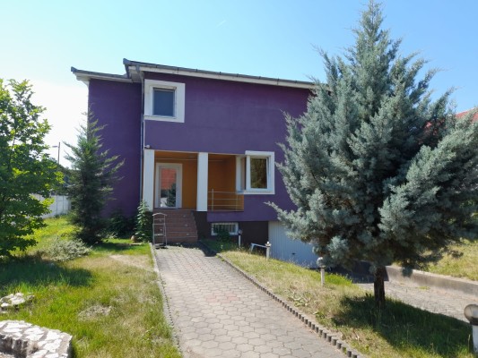 Casa D+P+E si teren in Petresti, str. Mihai Eminescu, nr. 67, jud. AB
