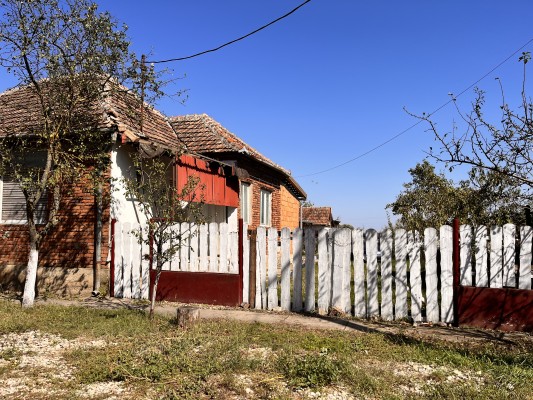 Cota de 3/8 din Casa si teren intravilan de 250 mp situat in com Zarand