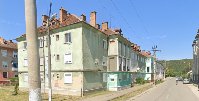 Cota de 1/2  din apartament cu 2 camere si dependinte situat in loc Bocsa str 1 Mai
