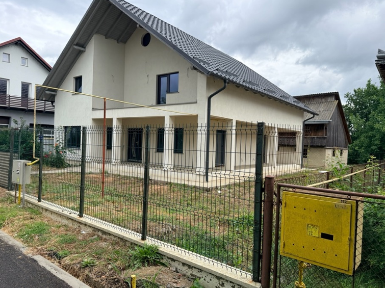 Cotă 1/2 din casă, magazie și teren, Loc. Bucecea, județul Botoșani