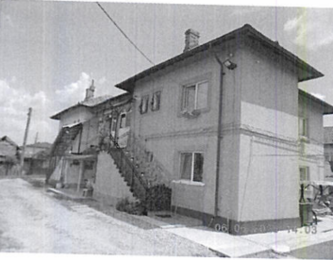 Cota 1/2 din apartament 3 camere si dependinte,