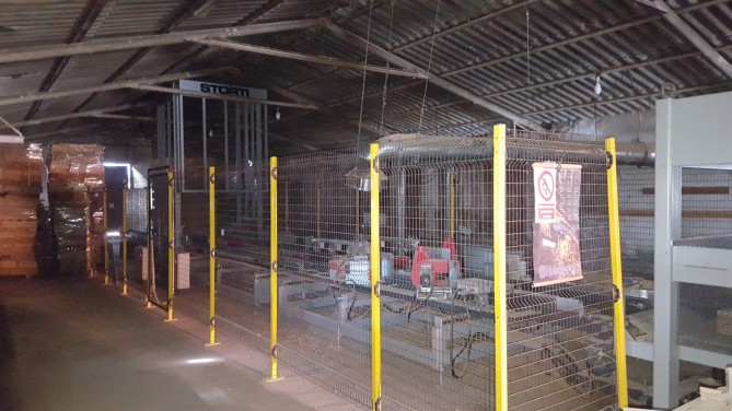 Fabrică de lemn, compusă din teren și construcții, în bloc cu echipamentele tehnologice