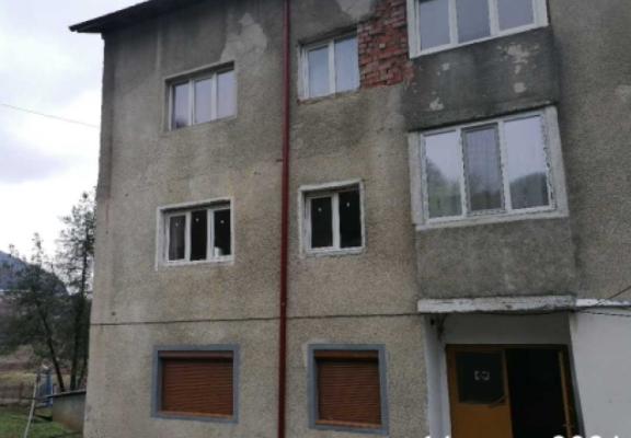 Apartament compus din 2 camere si teren in suprafata de 23 mp si 200 mp situat in oras  Anina, str Uzinei