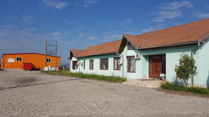 Fabrică de lemn, compusă din teren și construcții, în bloc cu echipamentele tehnologice