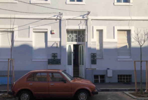 Apartament cu 3 camere situat in curte comuna situat intro casa colectiva la parter pe str Mimozei, ap. 6 loc Oradea 581824