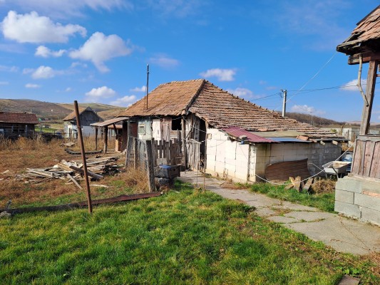 Cota 1/4 din Casă cu teren, sat Valea Florilor, comuna Ploscoș, județul Cluj