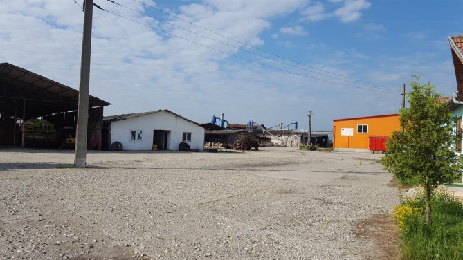 Fabrică de lemn, compusă din teren și construcții, în bloc cu echipamentele tehnologice