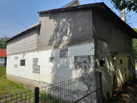 Teren curti-constructii, având S = 100,00 m.p, Magazin mixt si bar (P+M), având Acd = 110,00 m.p. Viccovu de Jos