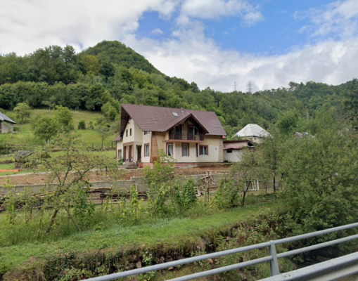 Pensiune turistică P+M cu teren intravilan de 2.100 mp, Cavnic, str. Uzinei, județul Maramureș