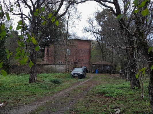 2 case de locuit in regim P si in regim de S+P+E+M si teren in suprafata de 7771 mp