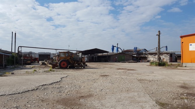 Fabrică de lemn, compusă din teren și construcții, în bloc cu echipamentele tehnologice