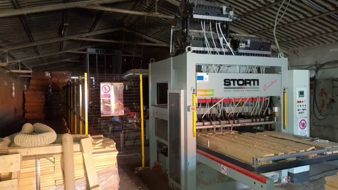 Fabrică de lemn, compusă din teren și construcții, în bloc cu echipamentele tehnologice