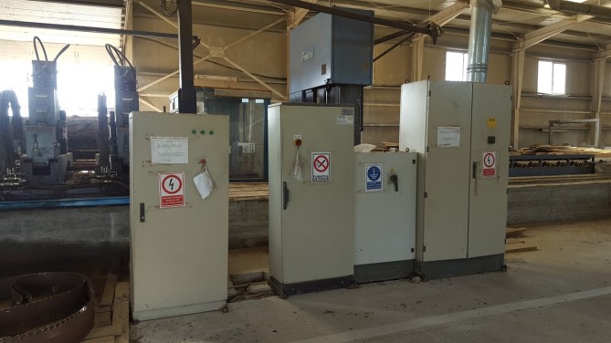 Fabrică de lemn, compusă din teren și construcții, în bloc cu echipamentele tehnologice