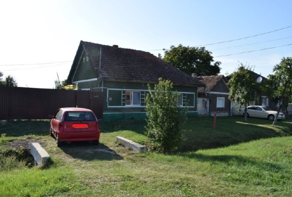 Cota de 1/2 din casa si teren intravilan in suprafata de 2880 mp situata in comuna Misca